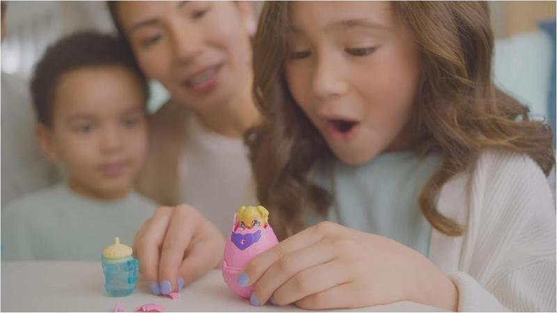 Hatchimals alive, confezione con due uova che si schiudono con l'acqua e  passeggino, giocattoli per bambine e bambini dai 3 anni in su - Toys Center